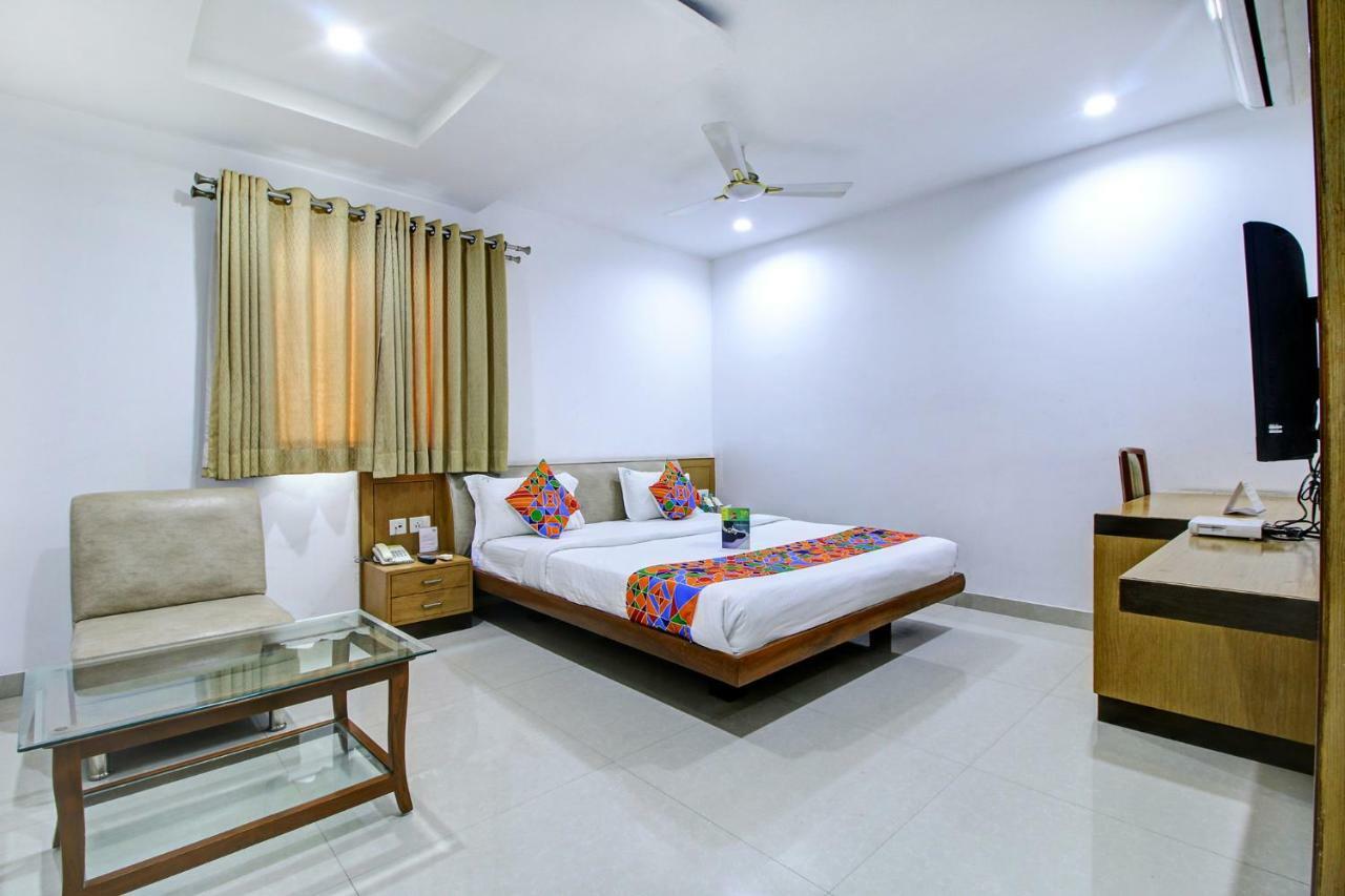 Fabhotel Syberitic Suites Gachibowli - Fully Vaccinated Staff Kondapur  外观 照片
